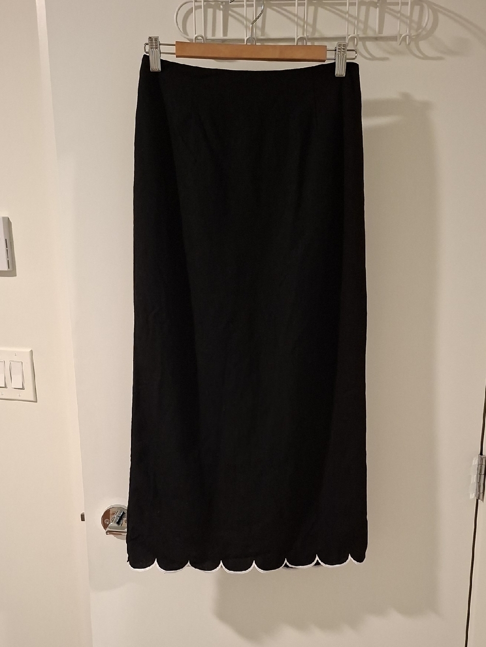 Meshki Minimalist Black Linen Midi Skirt with White Scalloped Edge Hem (Size S)